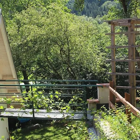 Idyllisches Haus Mit Garten Und Saunahütte In Der